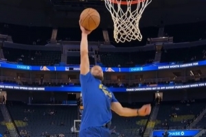 金州拉文名不虛傳！庫(kù)里熱身自拋?zhàn)钥蹎问挚刍@ 這一扣打幾分