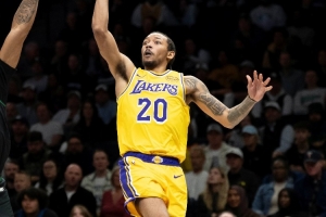 繼續(xù)出色狀態(tài)！小尼克·史密斯替補(bǔ)上場(chǎng)就得分 直接打停馬刺