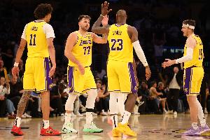 7勝2負！湖人新季已用7套首發(fā) 老詹一場未打 東里共同出戰(zhàn)了4場