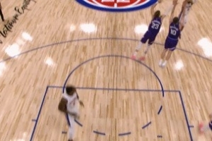 太厲害！康寧漢姆撤步頂著兩人扔進(jìn)三分 末節(jié)已砍下19分！