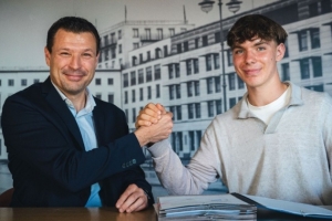 體圖：皇薩仁和巴黎等隊(duì)有意16歲中場(chǎng)艾?；舳?，赫塔要價(jià)2000萬(wàn)歐