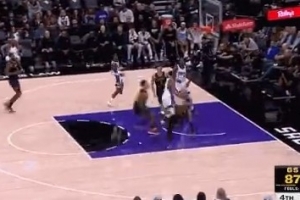 再次挑戰(zhàn)成功！蒙克反擊撞翻理查德被吹進攻犯規(guī)&國王挑戰(zhàn)改阻擋