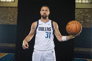 被貶替補(bǔ)！克萊加盟獨(dú)行俠原因之一是保證首發(fā)+28-30分鐘上場(chǎng)時(shí)間