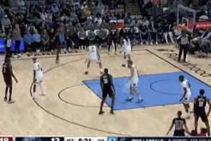 練就有效！阿門弱側(cè)接球三分命中 出手動(dòng)作很柔和