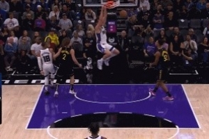 穿針引線！威少突破妙傳尤班克斯暴扣得分