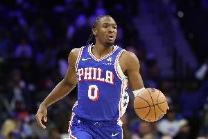 不在狀態(tài)！馬克西首節(jié)10分鐘僅得4分3助 出現(xiàn)4失誤&還丟倆罰球