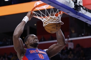 內(nèi)線支棱起來！杜倫半場12中9砍18分10板 第二節(jié)12分&多次暴扣