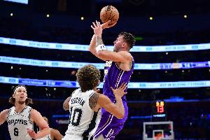 頻繁犯規(guī)&戲劇性拉滿！湖人和馬刺的最后一節(jié)打了50分鐘