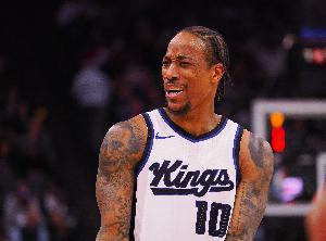 勇士新秀理查德防守一巴掌打到德羅贊臉上 裁判未吹罰 阿贊很生氣