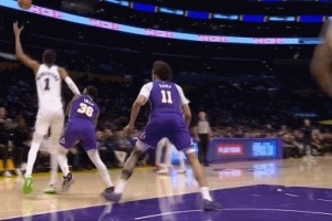 麻煩了！文班亞馬面對斯瑪特頂防推翻后者進攻犯規(guī)&個人五犯