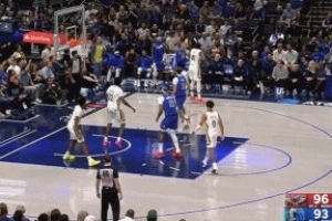 不應(yīng)該！克萊關(guān)鍵時(shí)刻出現(xiàn)脫手失誤 獨(dú)行俠白白送出球權(quán)