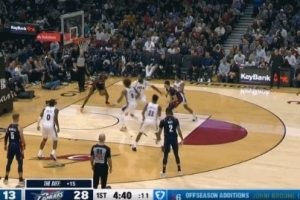 誰(shuí)都能傳一手！騎士默契配合 小莫布里吃餅暴扣&拿12分了！