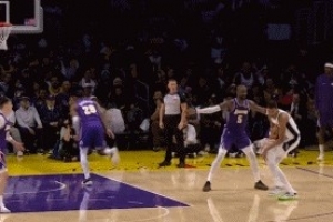 幸無大礙！文班亞馬和八村塁對撞膝蓋 但二人均繼續(xù)作戰(zhàn)