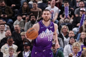 單人打出的得分波！米哈伊柳克首節(jié)4中4&三分2中2獨(dú)得10分