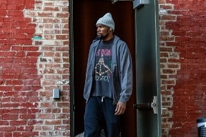 火箭眾將入場(chǎng)穿搭：打客場(chǎng)舒適的運(yùn)動(dòng)服是首選 杜蘭特冷帽造型