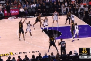 這球“傳”得舒服！威少搶籃板將球拍出 穆迪撿漏三分穩(wěn)穩(wěn)命中