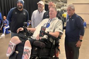 嚴(yán)重車禍致雙小腿截肢！“大竹竿”肖恩·布拉德利觀戰(zhàn)獨行俠！