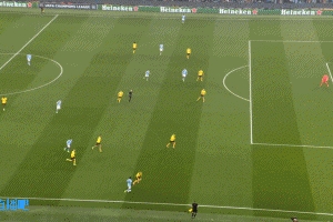 頗具威脅！福登弧頂處勁射被門將撲出，薩維尼奧跟進的補射打高