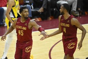 你倆是基本盤！首節(jié)米切爾5中4砍15分&小莫布里8中5拿到12分