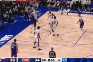 鎮(zhèn)守內(nèi)線！馬爾卡寧突破上籃被斯圖爾特排球大帽扇出底線