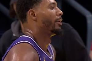 你在干什么！斯瑪特1.2秒踩線發(fā)球關(guān)鍵失誤 馬刺再次得到球權(quán)！