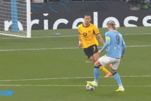 可惜！薩維尼奧右路內(nèi)切后橫敲，哈蘭德弧頂起腳打門太正被沒收