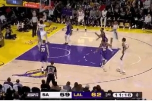 火眼金睛！尚帕尼造成犯規(guī) 雷迪克挑戰(zhàn)成功取消犯規(guī)還拿到球權(quán)