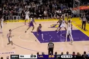 根本干擾不到！文班亞馬低位碾著布朗尼命中翻身跳投