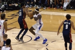 哈哈哈哈蚌埠住了！博納面對阿倫連續(xù)虛晃 最終打到胳膊上失誤...