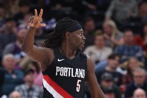 外線神準(zhǔn)！霍勒迪上半場三分5中4砍下12分3籃板2助攻1搶斷