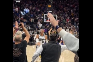 23分16板10助！威少轉(zhuǎn)發(fā)和球迷慶祝圖并配經(jīng)典名言：Why not？！