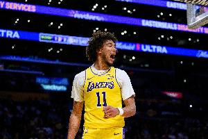 海斯：對投三分很有信心 通常會(huì)先傳盧卡或小里 有空位會(huì)果斷出手