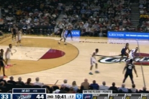 血虧！米切爾橫傳失誤&博納搶斷 泰森反搶拉拽被吹越位犯規(guī)