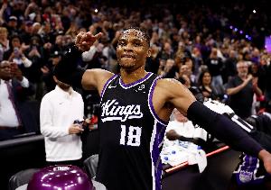 激情！蒙克快攻上籃打停勇士 威少鼓掌怒吼與場邊球迷激情慶祝