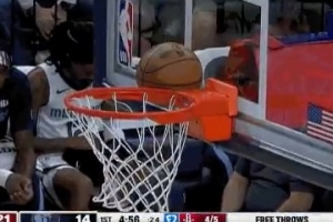 略尷尬！杜蘭特使出招牌翻身跳投 但球卡到籃脖子上了