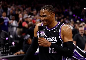 威少本賽季打首發(fā)場(chǎng)均19.3分9.8板6.8助 三項(xiàng)命中率53/50/89%