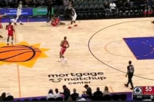 離譜！比爾運球直接運腳上被搶斷 反搶賠上一次犯規(guī)