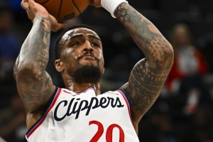 換首發(fā)試試吧！約翰·科林斯11中5得13分4板1助1斷1帽 三分3中2