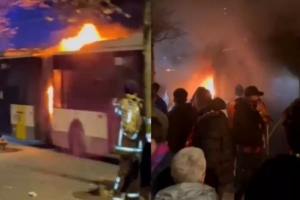 每體：巴薩球迷在布魯日巴士內(nèi)縱火被捕，另兩人攜帶煙火被查