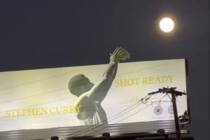 ??天才設(shè)計(jì)！庫(kù)里L(fēng)A廣告牌火遍全美！美球迷：帥炸了兄弟！