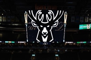 強(qiáng)烈的壓迫感！雄鹿官方曬出了明天NBA杯比賽的球場(chǎng)涂裝！