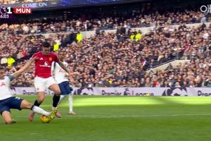 舍什科單刀機(jī)會(huì)未能起腳，范德芬急速回追破壞！