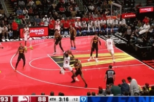 可惜了！奎克利掛著亞歷山大·沃克手臂扔進(jìn)三分 不算&給提前犯規(guī)