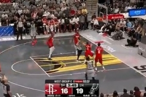 一搶四？！索漢三分不中 凱爾登從火箭4人之間搶到前場板補(bǔ)籃打停