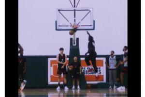 能上嗎？開拓者預(yù)告與熱火比賽 視頻里楊瀚森和翻譯看隊友扣籃