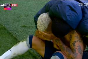 第91分鐘破門反超曼聯(lián)！里沙利松脫衣滑跪慶祝，隨后捂臉情難自已