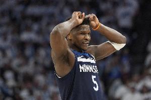 火力全開！愛德華茲半場16中10爆砍29分 三分10中6