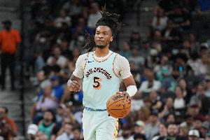 填滿數(shù)據(jù)欄！卡斯?fàn)柊雸?中2拿到8分2板4助2斷1帽