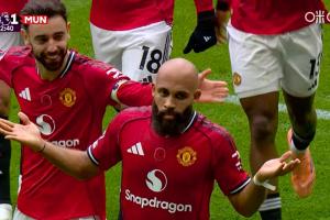 雙手一攤我是老詹??姆伯莫進球后攤手慶祝，身后B費摸頭殺已至