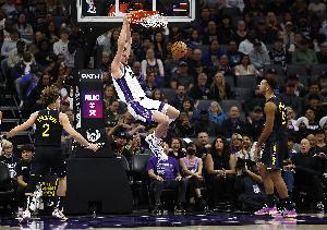 只管進(jìn)攻！尤班克斯11中8拿到16分但僅1板 正負(fù)值-21